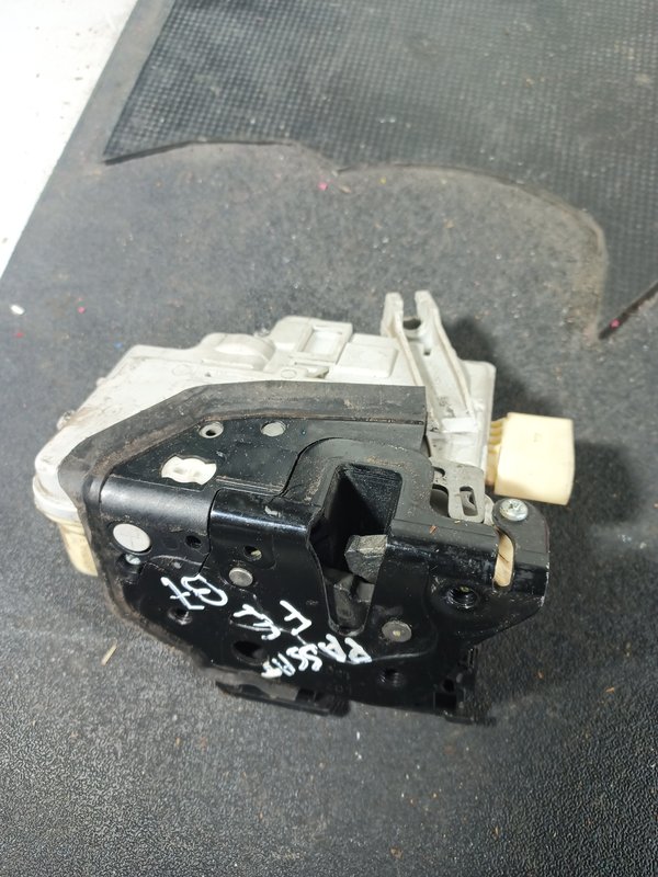 Fecho Porta VW PPASSAT B7 FRENTE ESQUERDA 3C1B37015A