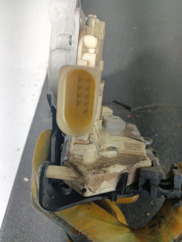 Fecho Porta VW PPASSAT B7 FRENTE ESQUERDA 3C1B37015A
