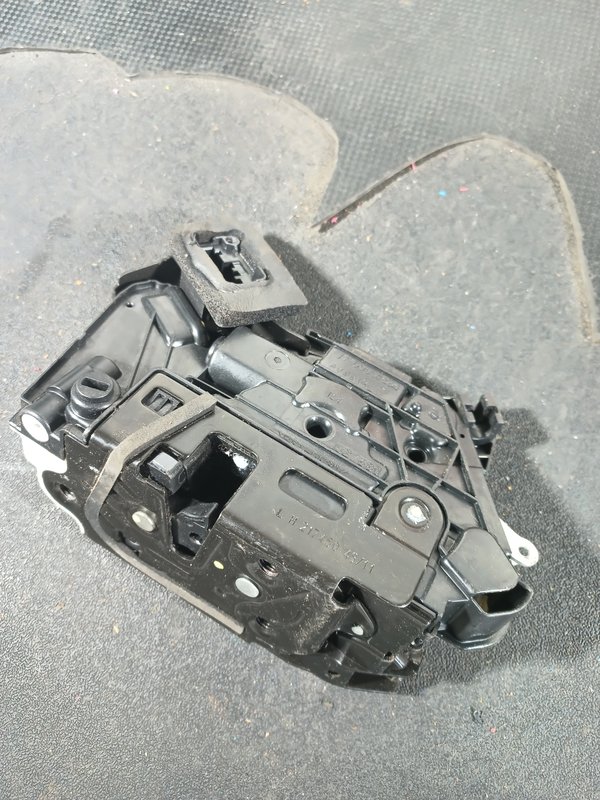 Fecho Porta VW POLO V TRAZ ESQUERDA 6R4839015