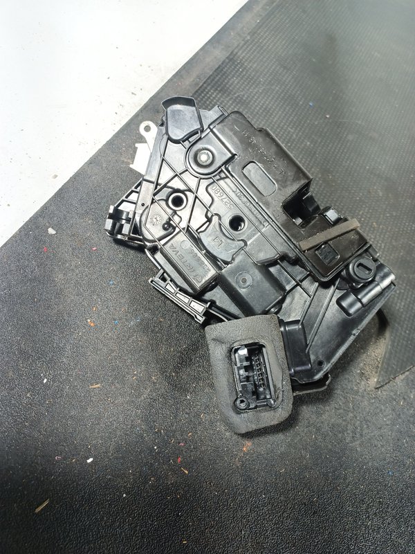 Fecho Porta VW POLO V TRAZ ESQUERDA 6R4839015