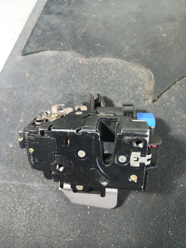 Fecho Porta AUDI A3 FRENTE ESQUERDA 4E1837015