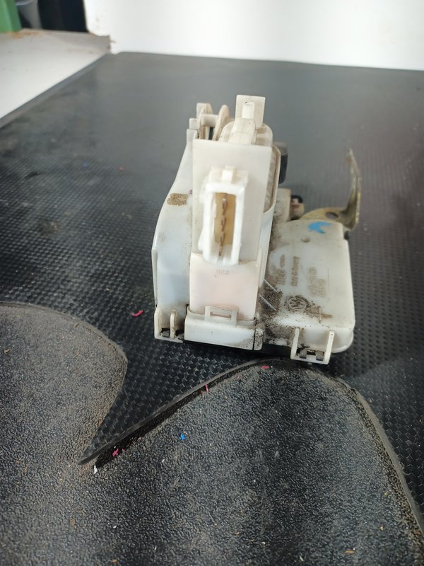 Fecho Porta VW GOLF III FRENTE ESQUERDA 1H0862153