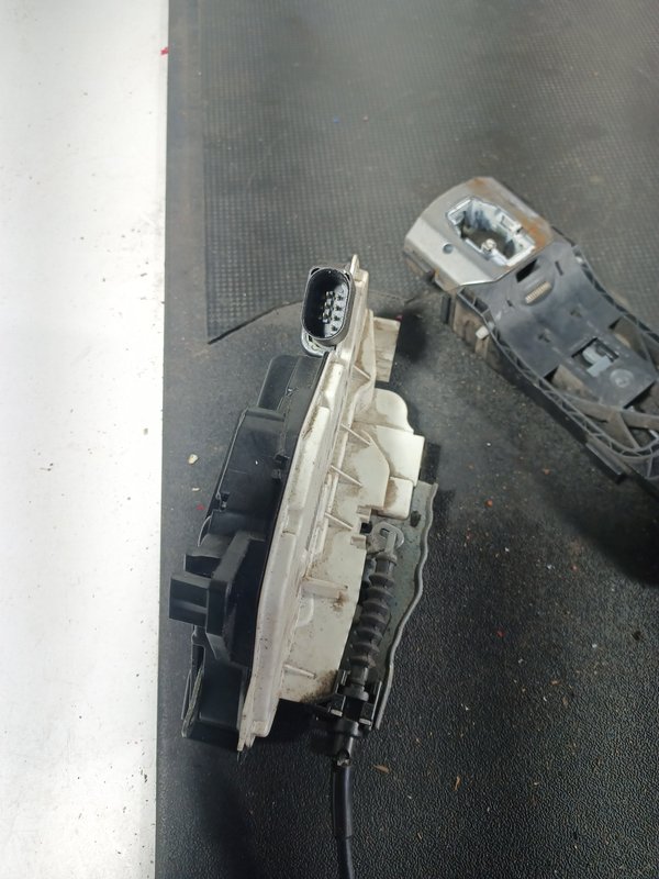 Fecho Porta VW TIGUAN / SEAT IBIZA F. ESQ 5N1837015F