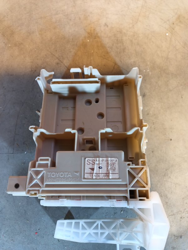 BSI CAIXA FUSIVEIS TOYOTA 827300H030A