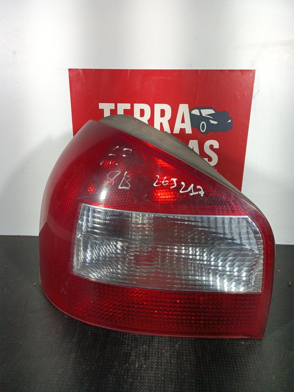 Farolim Trazeiro AUDI A3 8L DIR 8L0945257