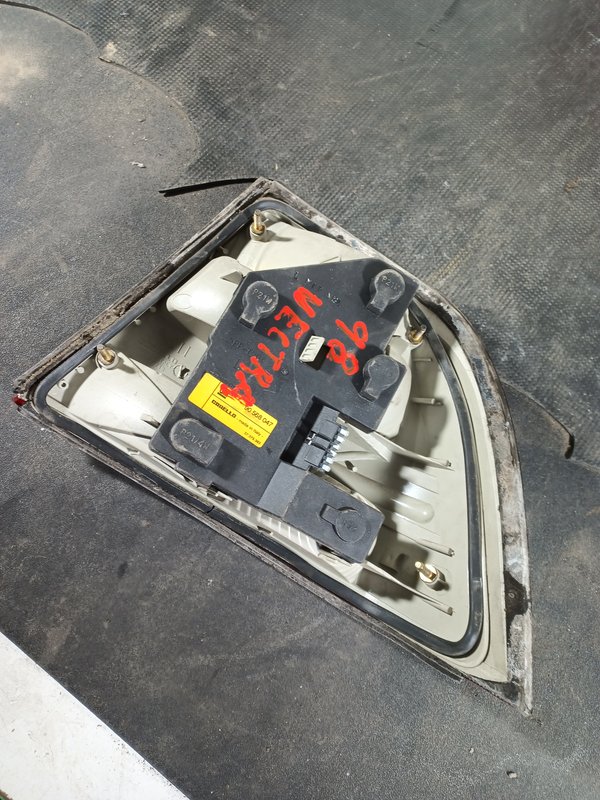 Farolim Trazeiro OPEL VECTRA B ESQ 90568047