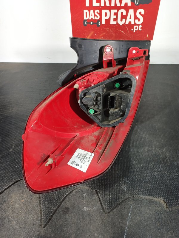 Farolim Trazeiro RENAULT CLIO III DIR 8200586844