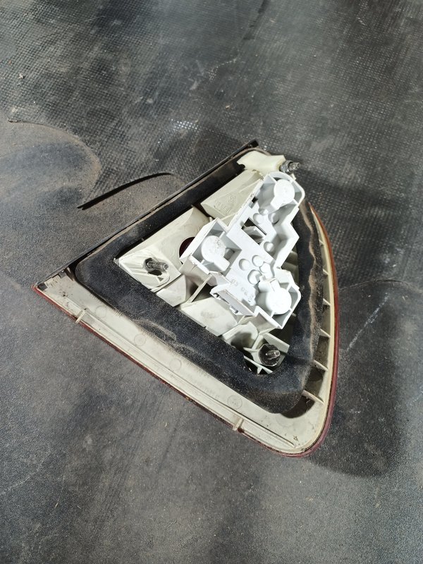Farolim Trazeiro BMW SERIE 3 E46 ESQ 63216905627