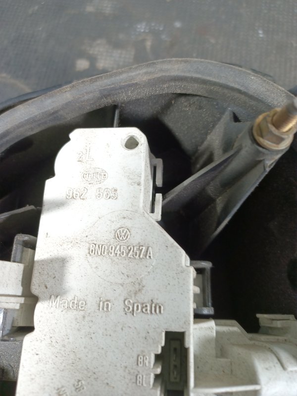 Farolim Trazeiro VW POLO III ESQ 6N0945095A