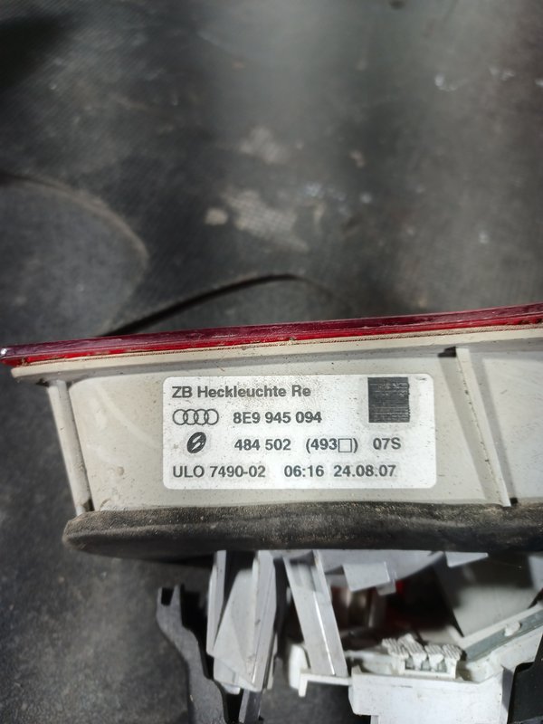 Farolim Trazeiro AUDI A4 B7 MALA DIR 8E9945094