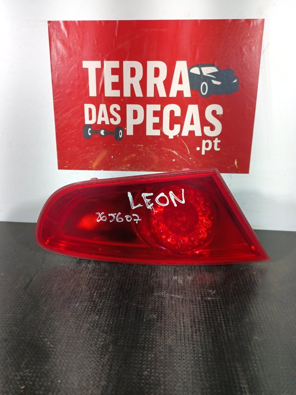 Farolim Trazeiro SEAT LEON ESQ 1P0945093F