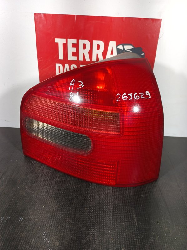 Farolim Trazeiro AUDI A3 8L DIR 8L0945096
