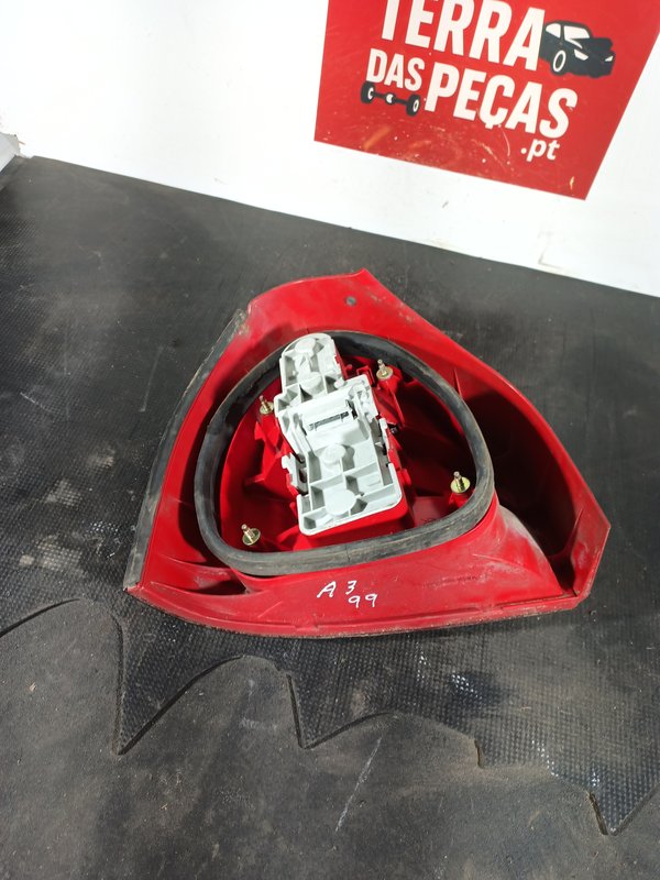 Farolim Trazeiro AUDI A3 8L DIR 8L0945096