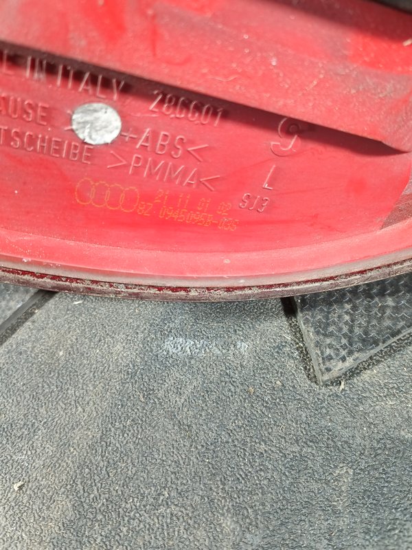 Farolim Trazeiro AUDI A2 ESQ 8Z0945095B