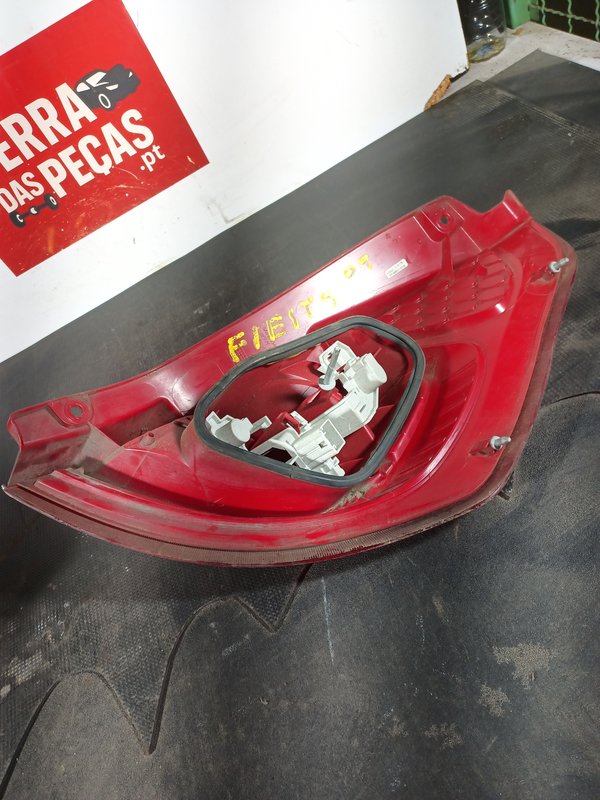 Farolim Trazeiro FORD FIESTA 6 ESQ 8A6113405AE