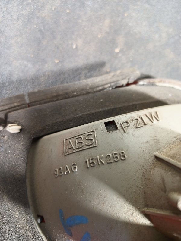 Farolim Trazeiro FORD ESSCORT MALA INTERIOR 93AG15K258