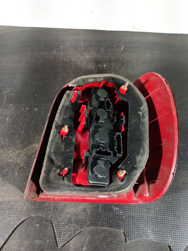Farolim Trazeiro VW POLO 6N1/6N2 ESQ 6N0945257B