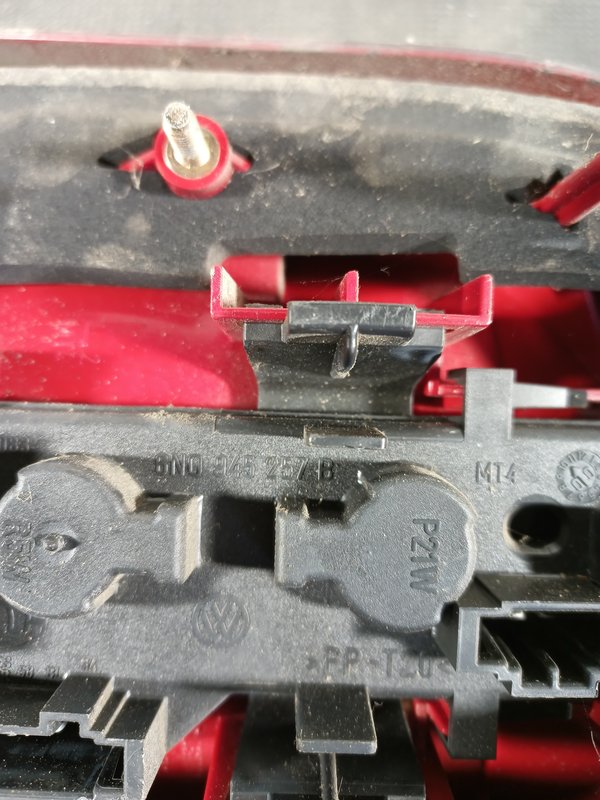 Farolim Trazeiro VW POLO 6N1/6N2 ESQ 6N0945257B