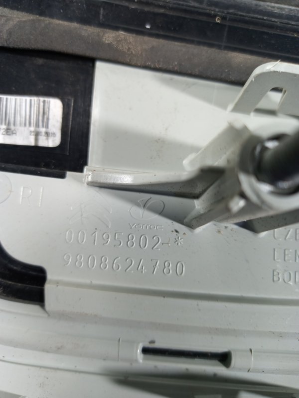 Farolim Trazeiro CITROEN C4 II DIREITO 9808624780 MALA