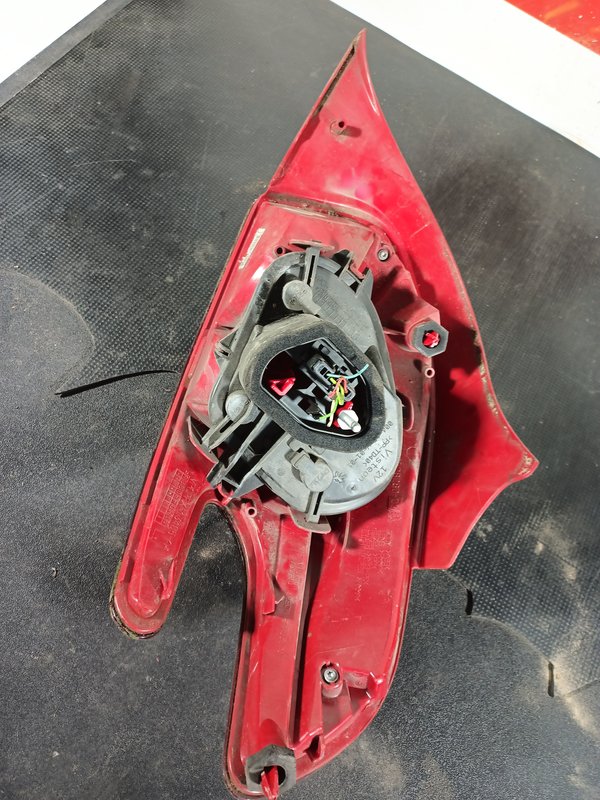 Farolim Trazeiro PEUGEOT 208 I ESQ 9672628280